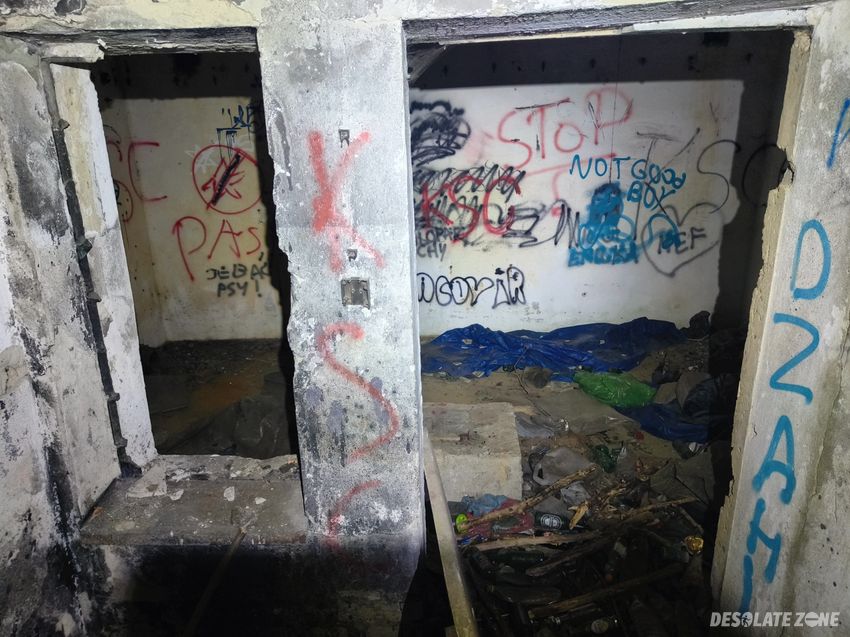 Schron obok pociągów