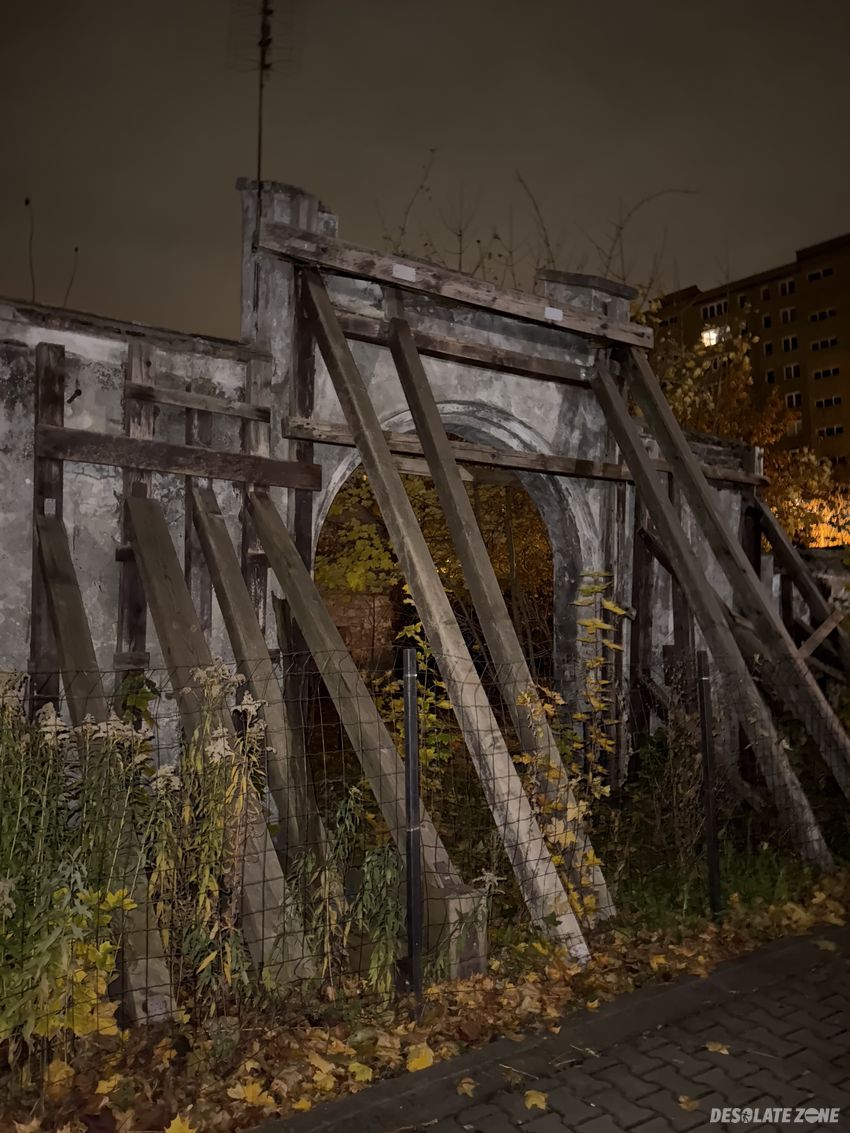 Stare zabytkowe stajnie na plebanii kościoła