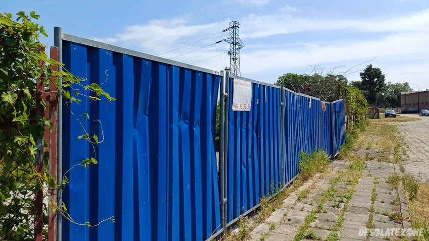 Pozostałości po fabryce ,, z r e m b"