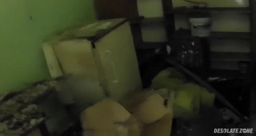 Opuszczony dom z pozostałościami