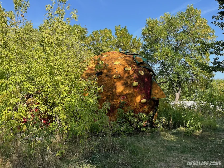 Opuszczona gigantyczna nawiedzona truskawka w środku lasu