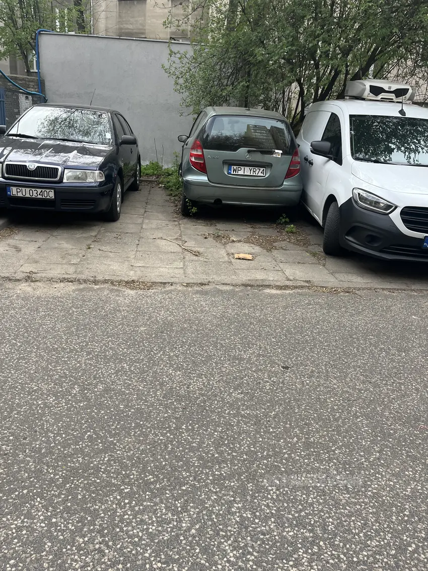 Porzucony mercedes - zdjęcie 1/2