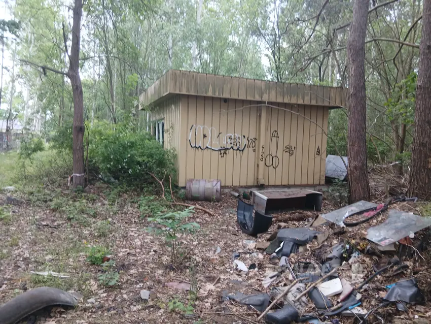 Stróżówka dawnego złomowiska samochodów - zdjęcie 1/4