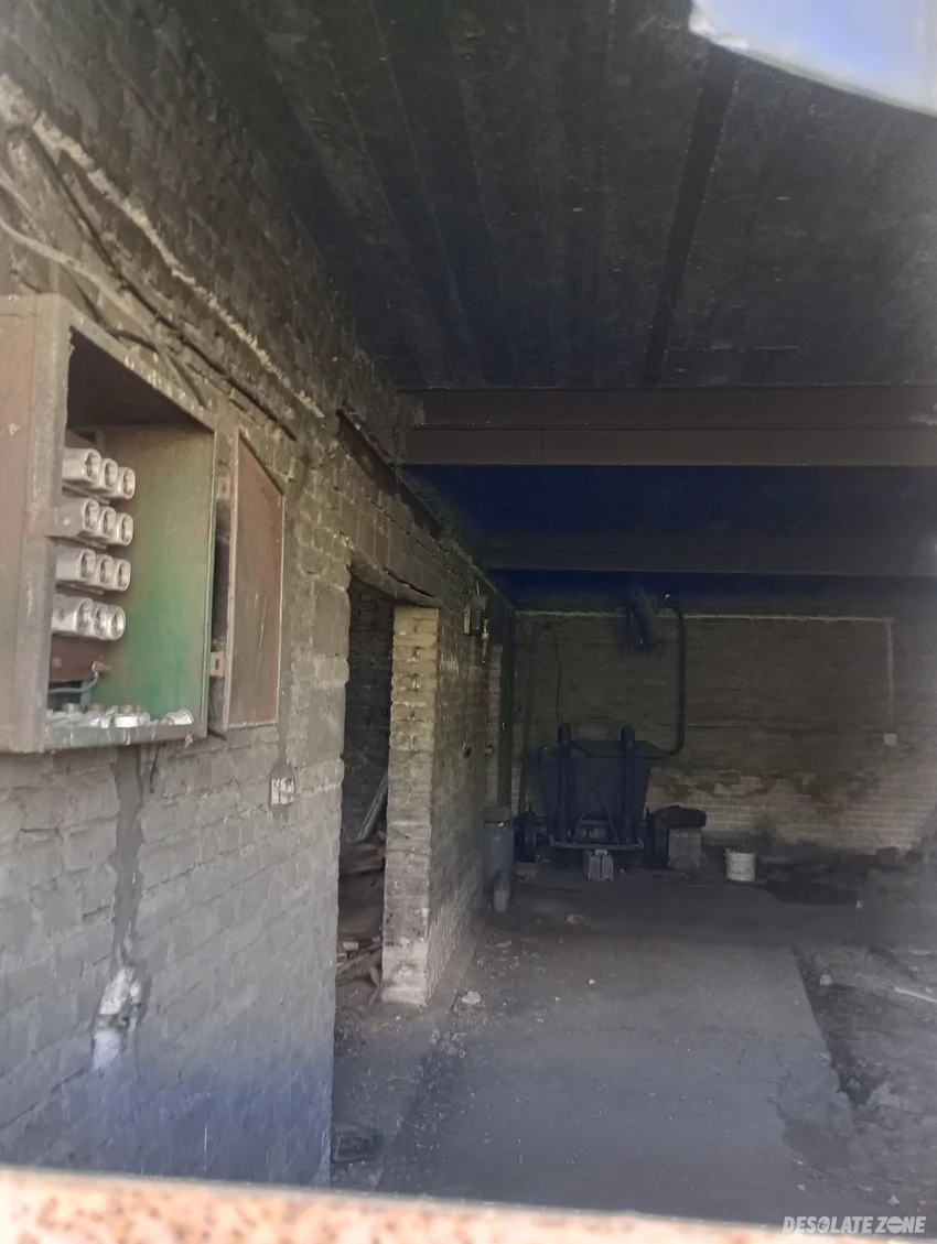 Opuszczony budynek gospodarczy / budynek szklarni - zdjęcie 1/4