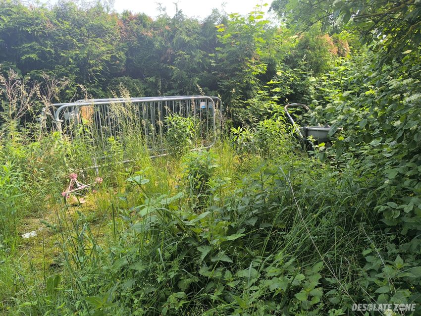 Opuszczony dom z wyposażeniem.