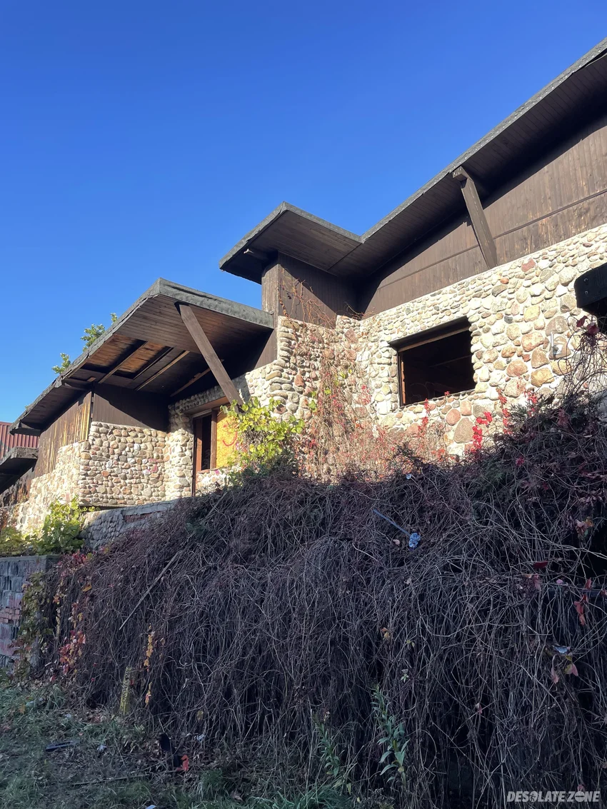 Opuszczona willa - zdjęcie 1/4