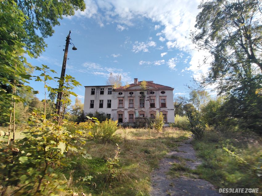 Dworek w swarożynie, swarożyn