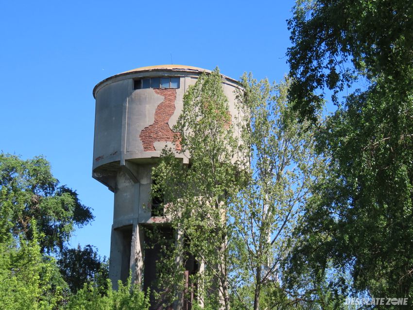 Zrujnowana wieża kolejowa