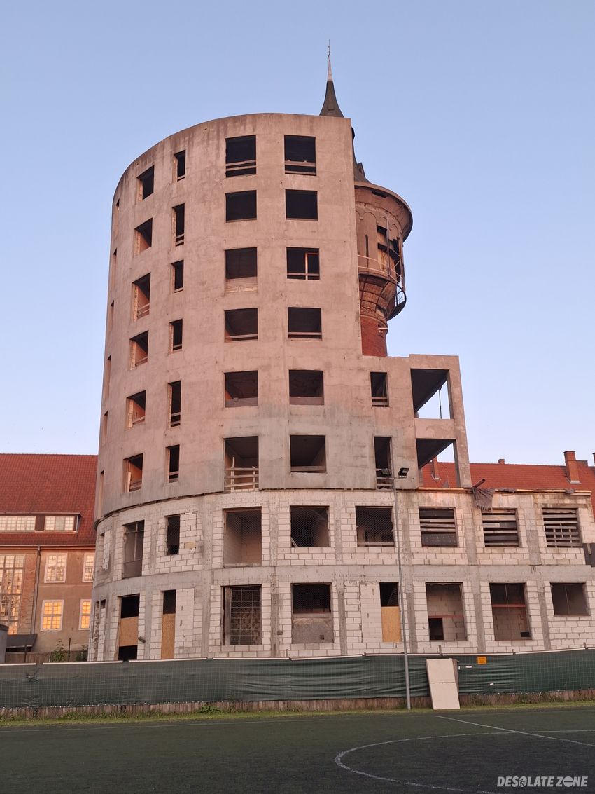 Opuszczona wieża ciśnień z niedokończoną dobudowa