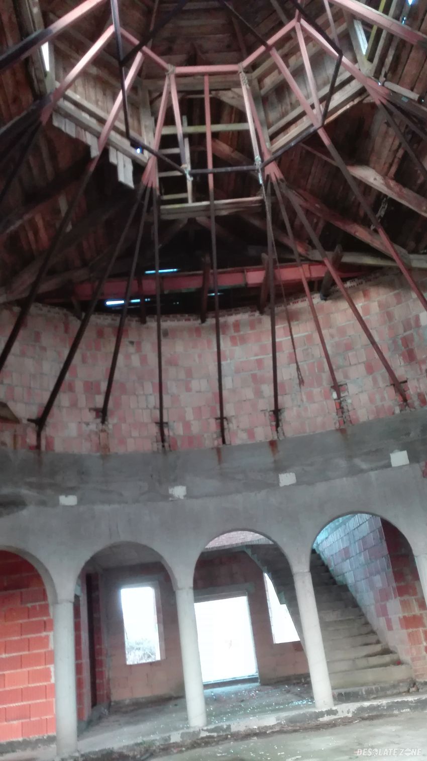 Wełtyń, niedokończony dom