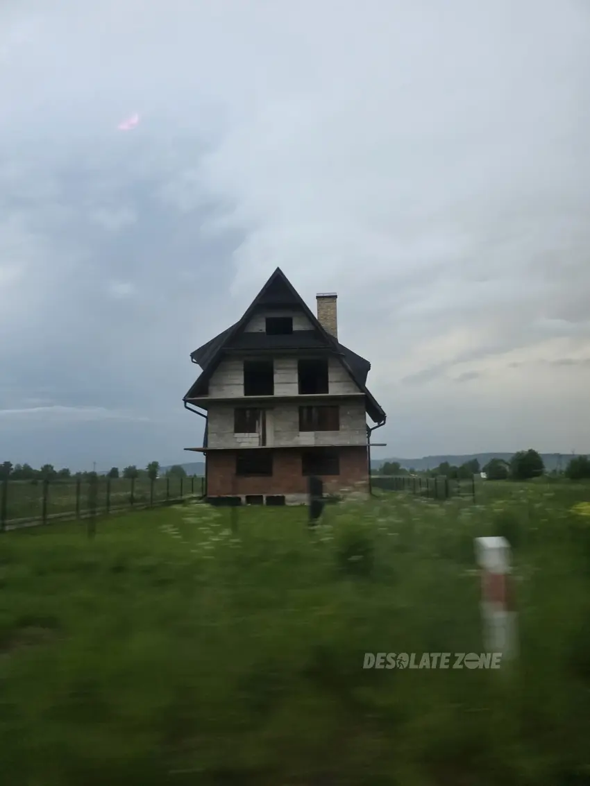 Opuszczony i niedokończony dom - zdjęcie 1/1