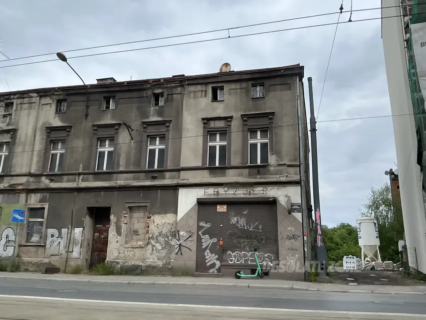 Opuszczona kamienica - zdjęcie 1/4