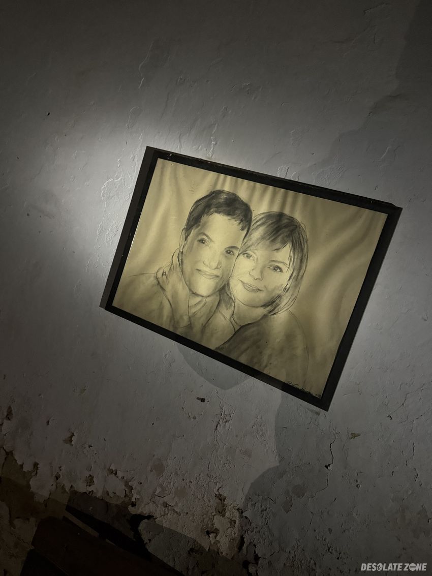 Zarośnięty dom z wyposażeniem