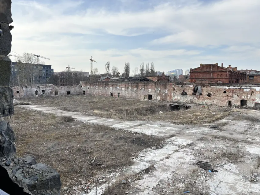 Ogromna fabryka włókiennicza - zdjęcie 1/4