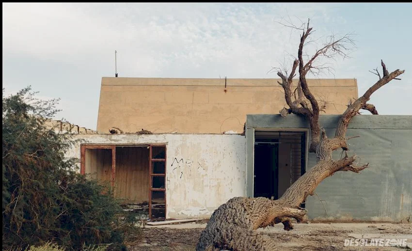 Opuszczone biuro i hotel należące do public realtions morza martwego, neve zohar, izrael
