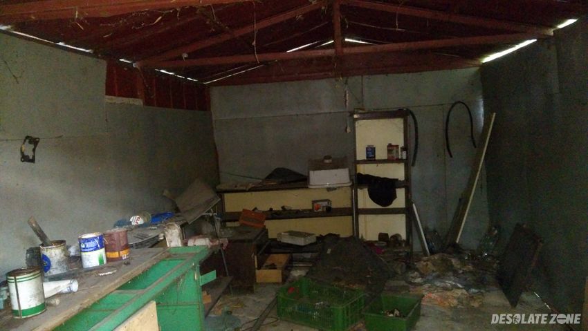 Opuszczony dom z garażami