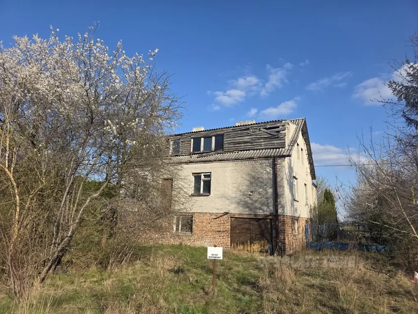 Opuszczony dom z dziurą w dachu - photo 1/1