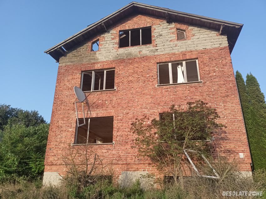 Opuszczony dom w cisku