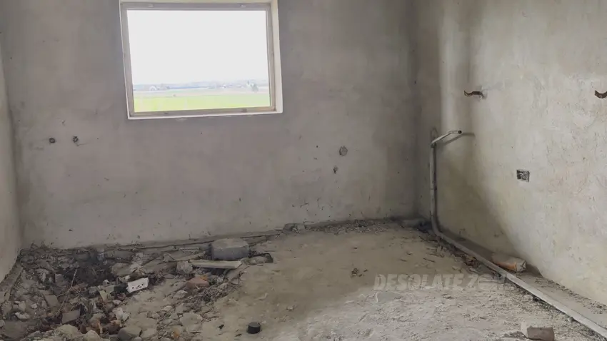 Opuszczony niedokończony dom - zdjęcie 1/4