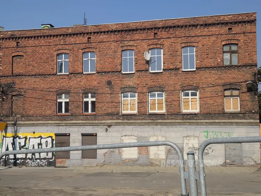 Ulica pełna opuszczonych kamienic - photo 1/4