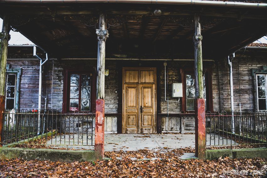Drewniany dworek - opuszczona szkoła