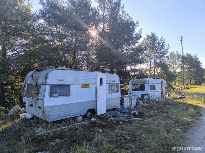 Opuszczone przyczepy kempingowe.