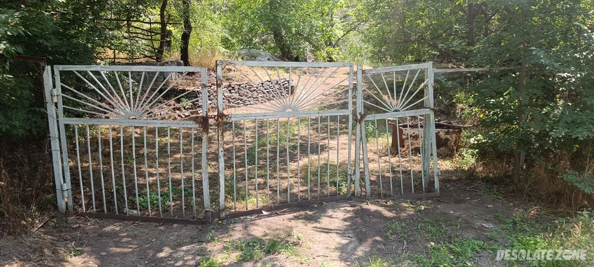 Garni, armenia - dom na wzgórzu, garni