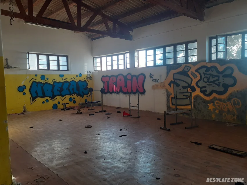 Opuszczona sala gimnastyczna, rogożnica, chorwacja - photo 1/4