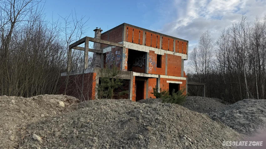 Niedokończone domy - zdjęcie 1/4