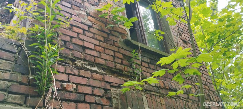 Opuszczony dom z rzeczami