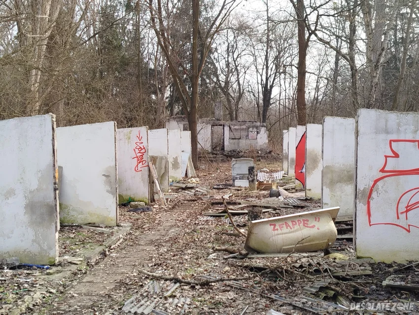 Spalony domek wojskowy