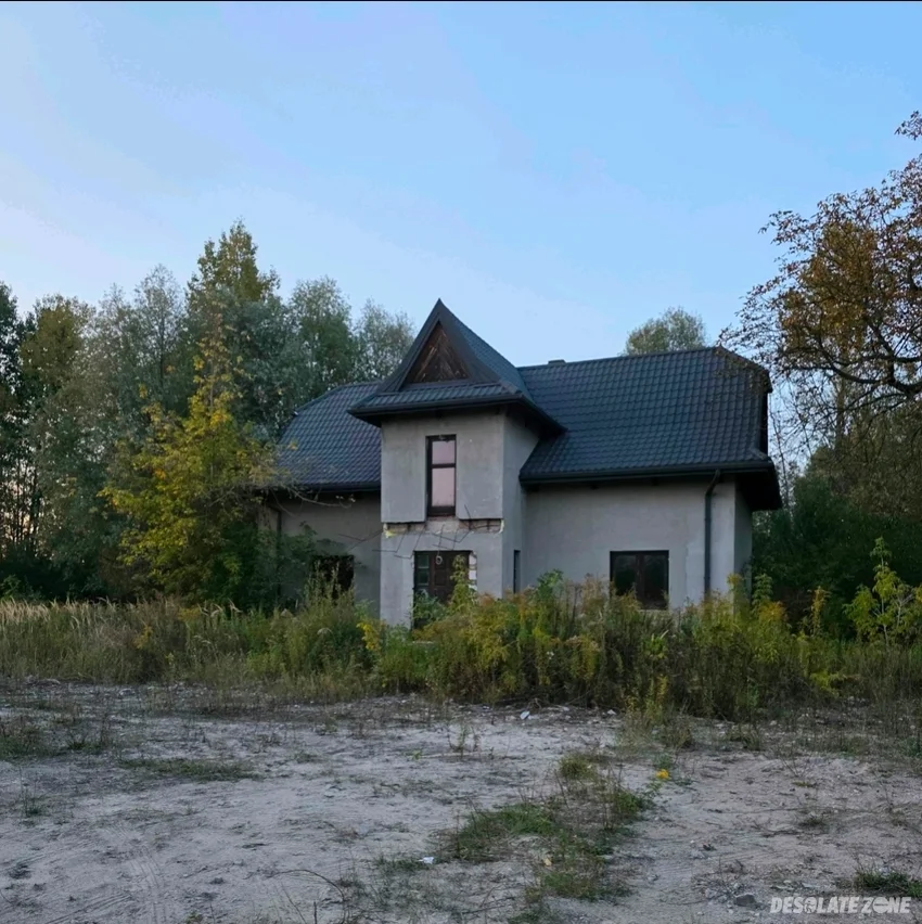 Niedokończony domek z stodołą