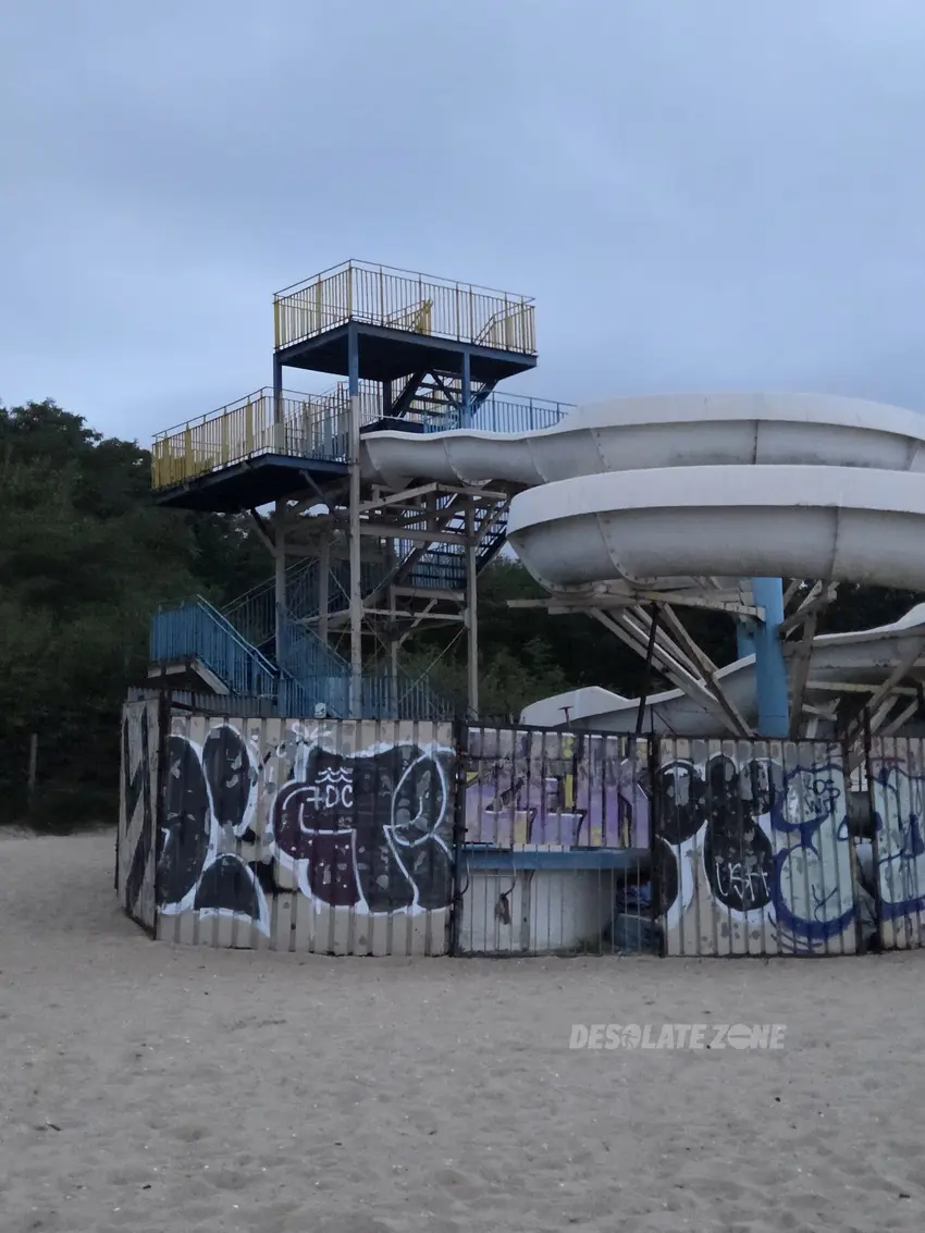 Opuszczona zjeżdżalnia na plaży - zdjęcie 1/4