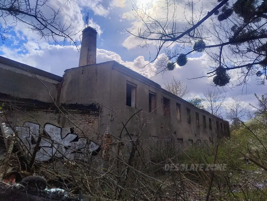 Opuszczony budynek z kominem - photo 1/2