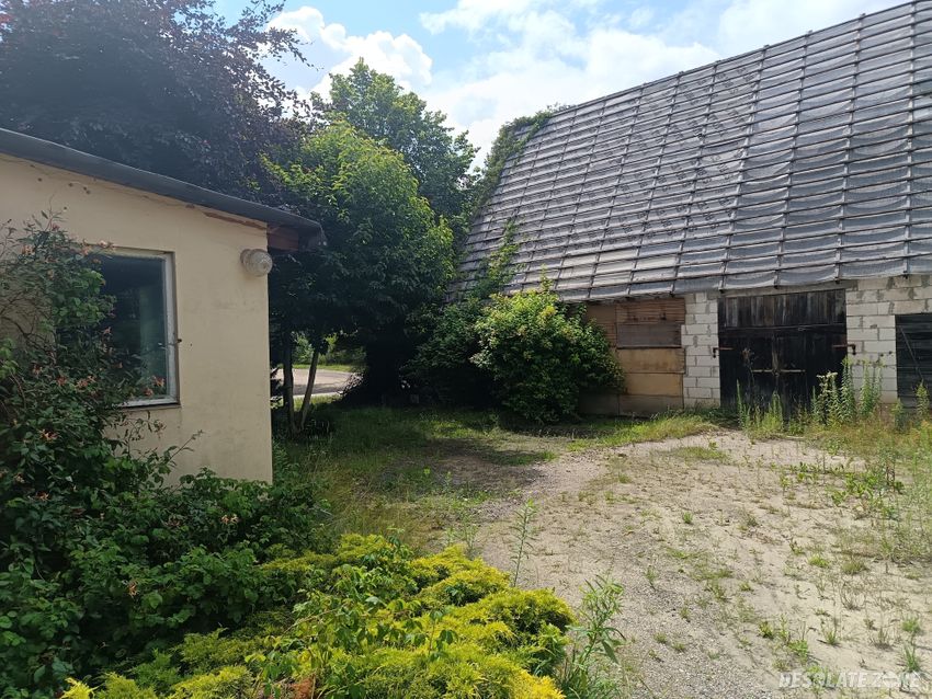 Opuszczony domek z garażem