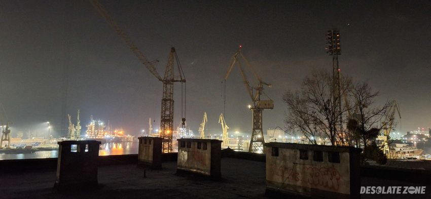 Opuszczona szkola/biurowiec