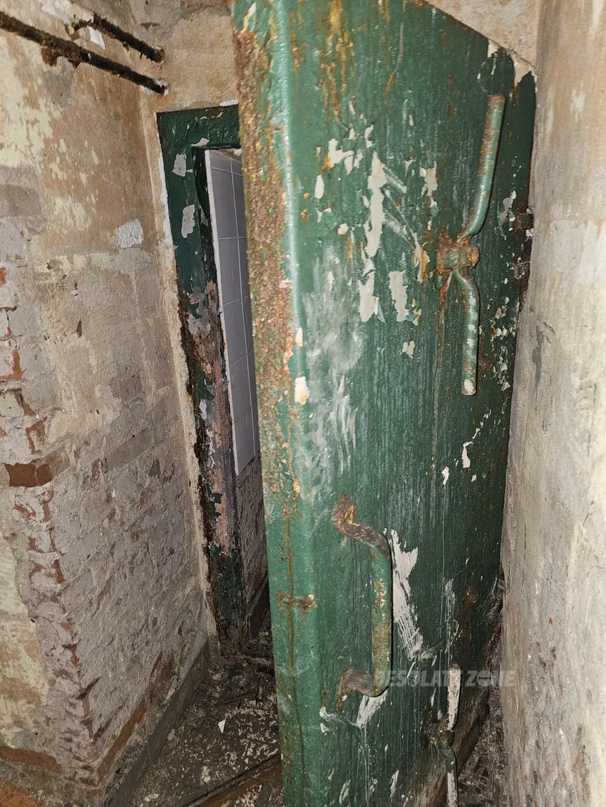 Magazyn paliw wraz ze schronem - photo 1/44