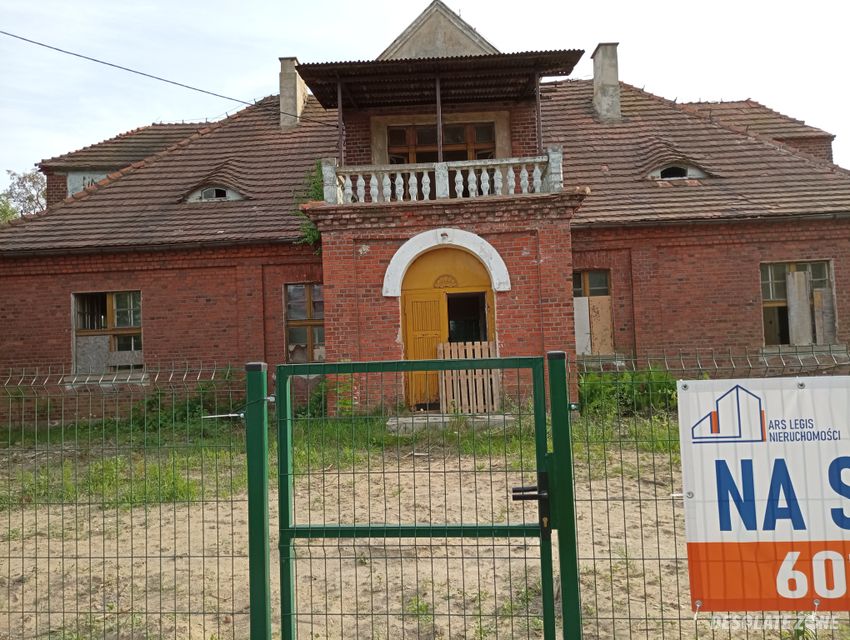 Opuszczona szkoła w laskach