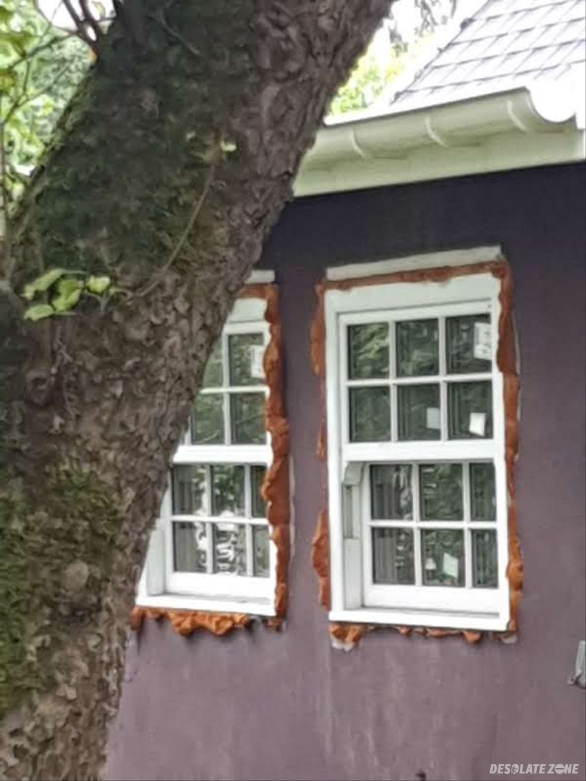 Dwa opuszczone budynki