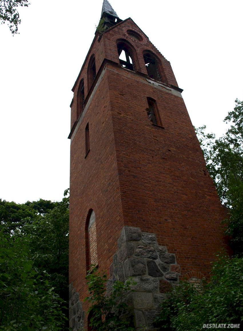 Wieś małga, kościół, cmentarz, kot