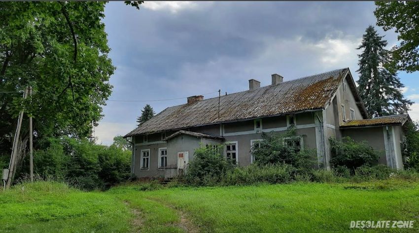 Opuszczony dwór i kilka budynków