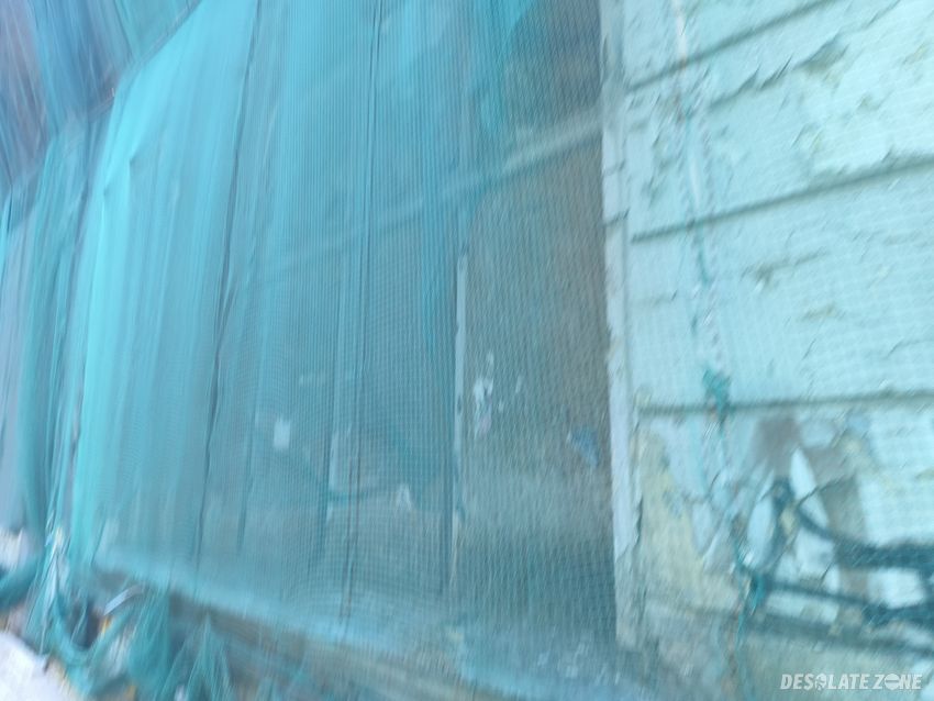 Opuszczona kamienica na placu zwycięstwa.