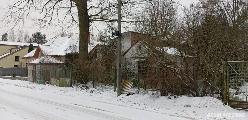 Opuszczone 2 domy z podwórkiem