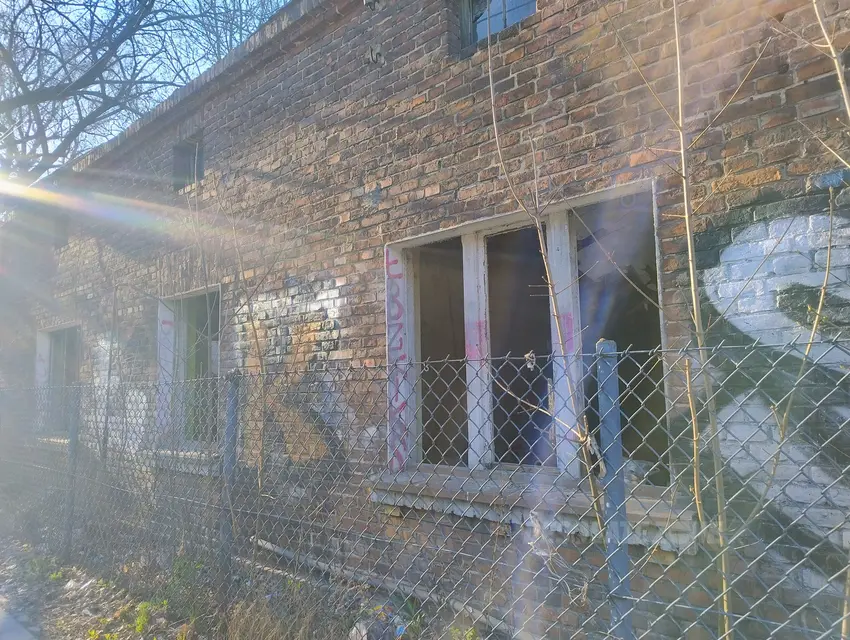 Mały opuszczony dom - photo 1/4