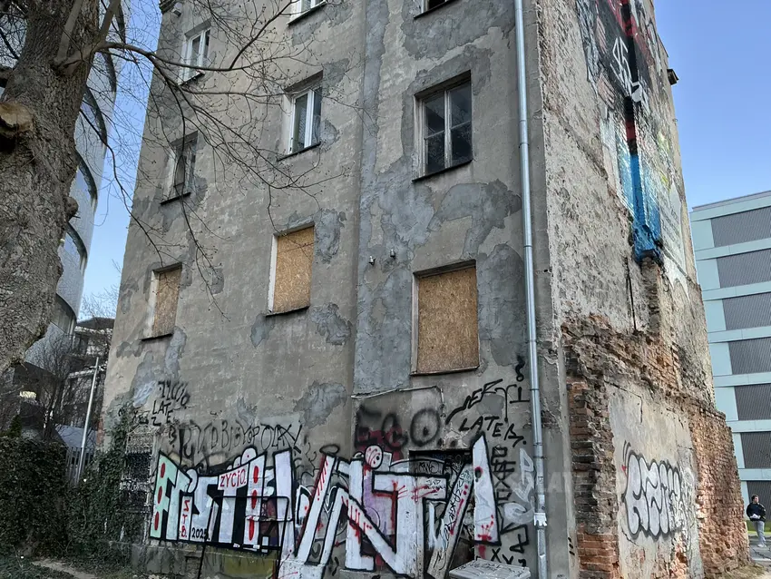 Opuszczona kamienica - photo 1/3