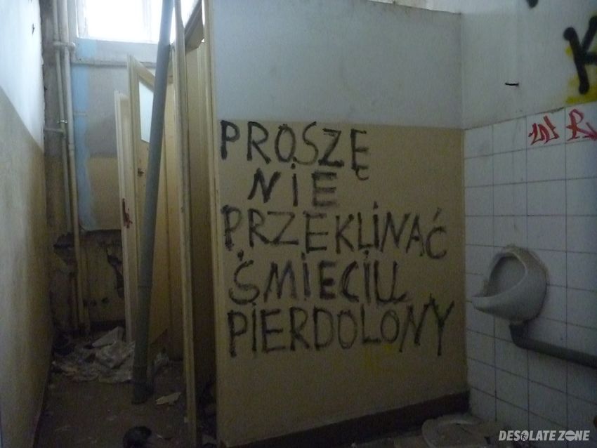 Opuszczona szkoła z celą w piwnicy