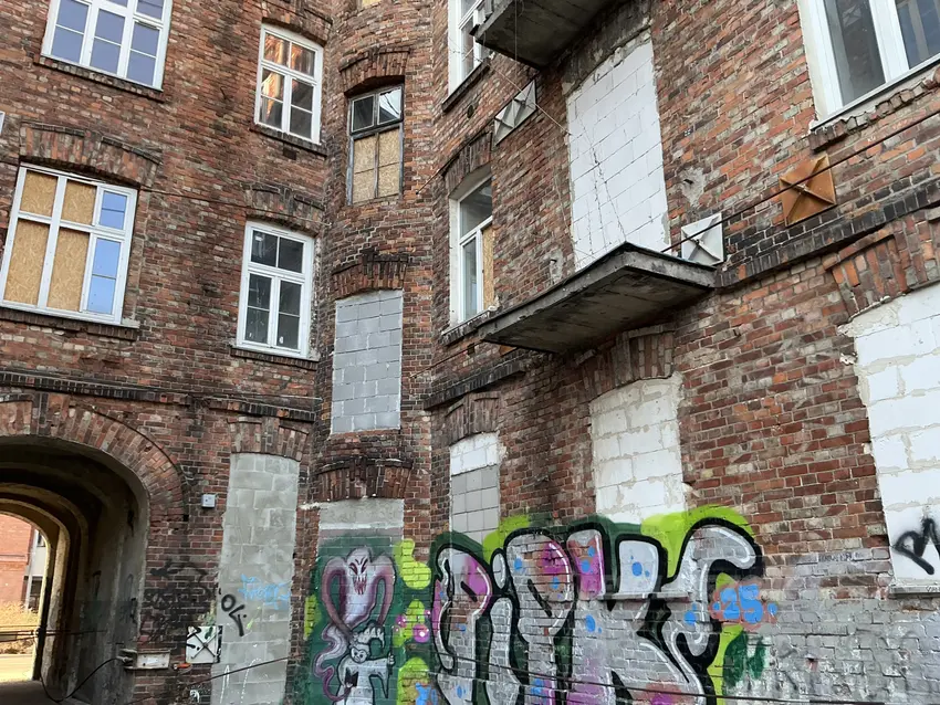 Opuszczona kamienica - photo 1/2