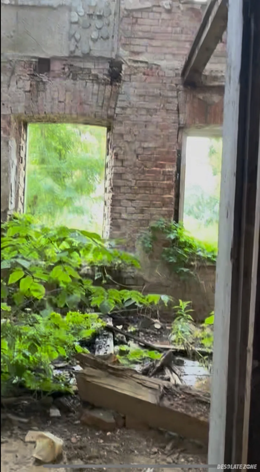 Opuszczony blok z garażami