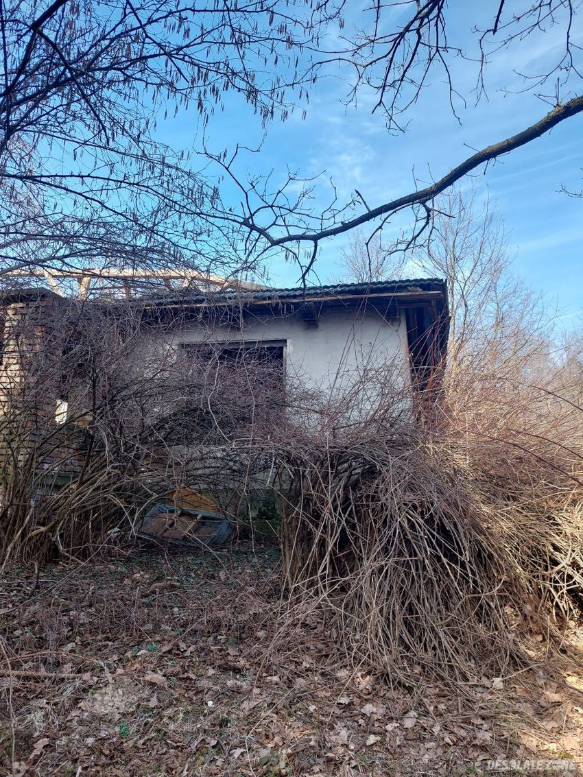 Opuszczony dom z całkowicie zawalonym dachem