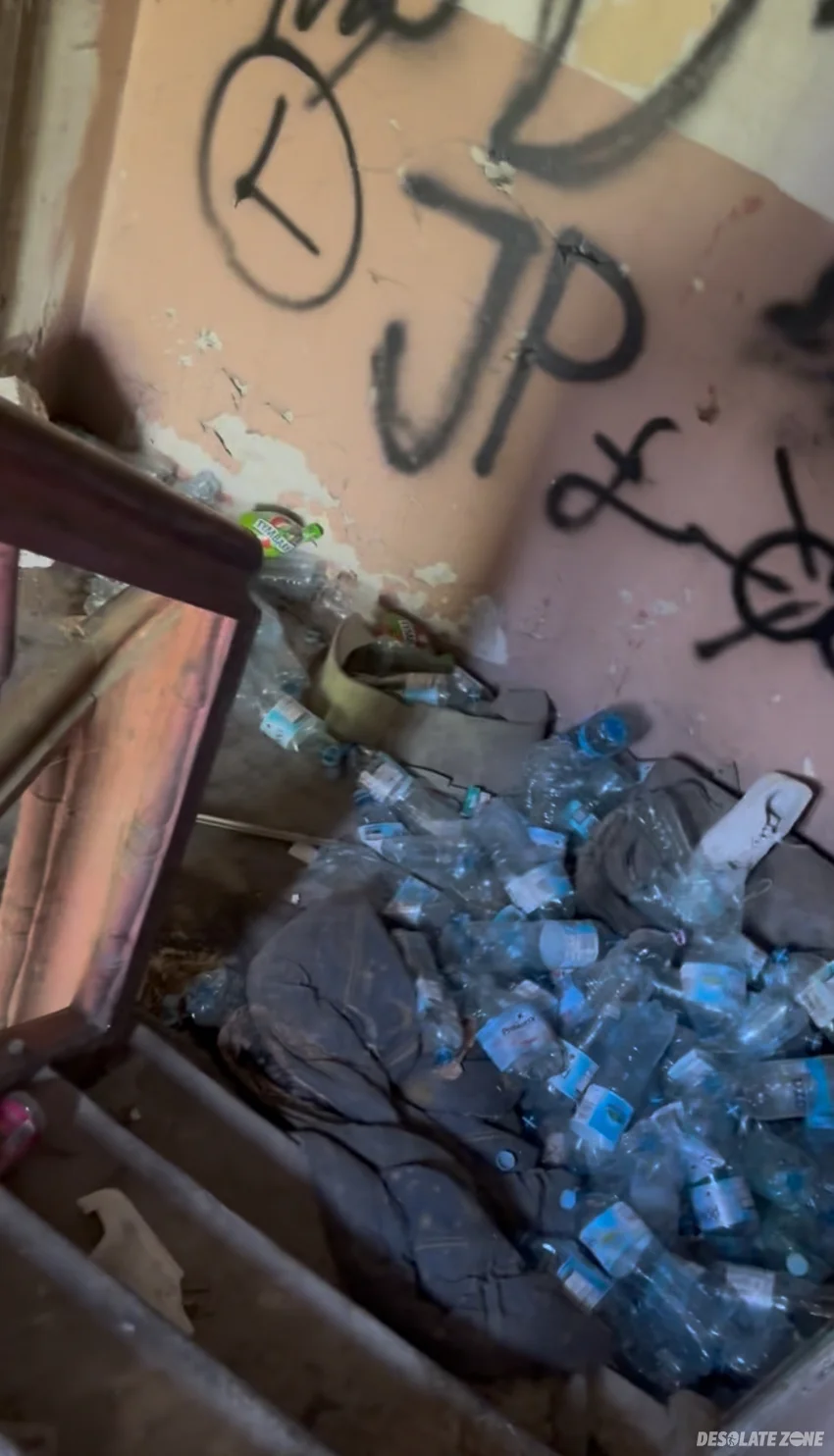 Opuszczony dom - zdjęcie 1/4